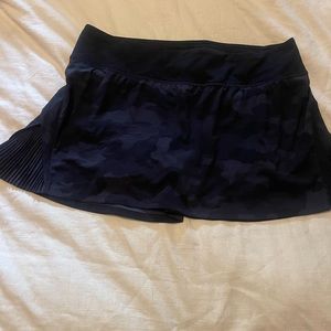 Lululemon pace rival camouflage mid rise skirt. Size 10. Great condition.